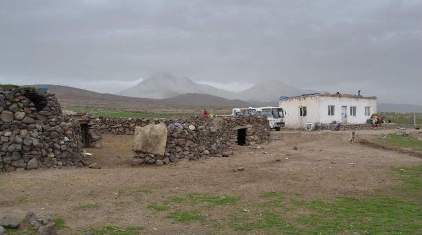 Niğde’de Evinde Elektrik Olmayan Aileler Yardım Bekliyor