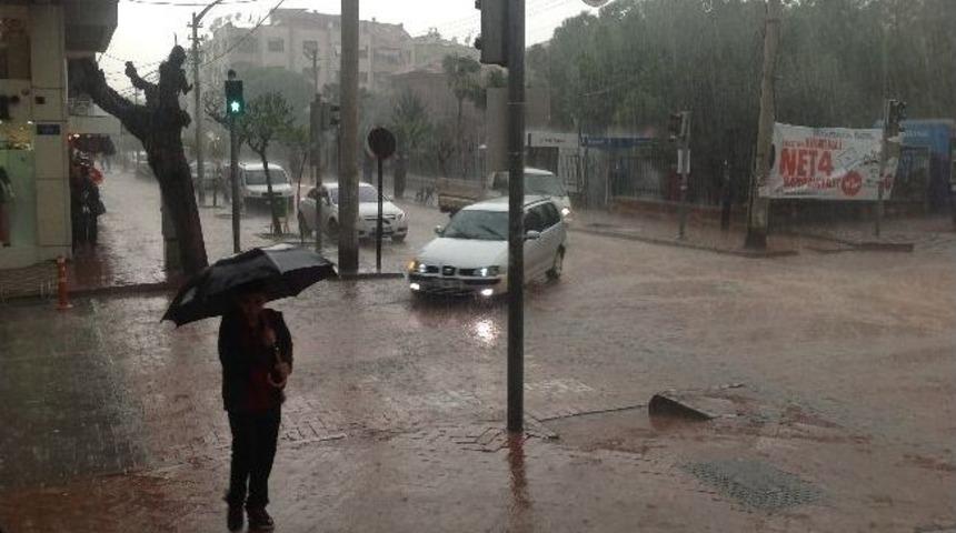 Akhisar Yağmur Ve Doluya Teslim Oldu