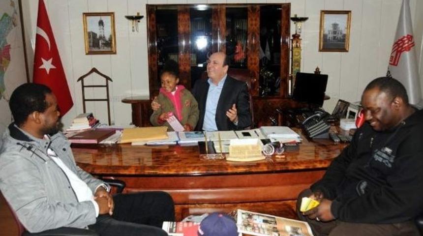 Nijeryalı Sığınmacı Aile Başkan Ok'u Ziyaret Etti