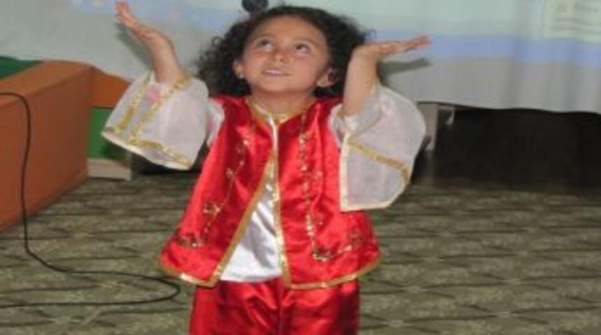 İstiklal Marşını Okuyan K&uuml;&ccedil;&uuml;k Kız Salondaki Herkesi Duygulandırdı