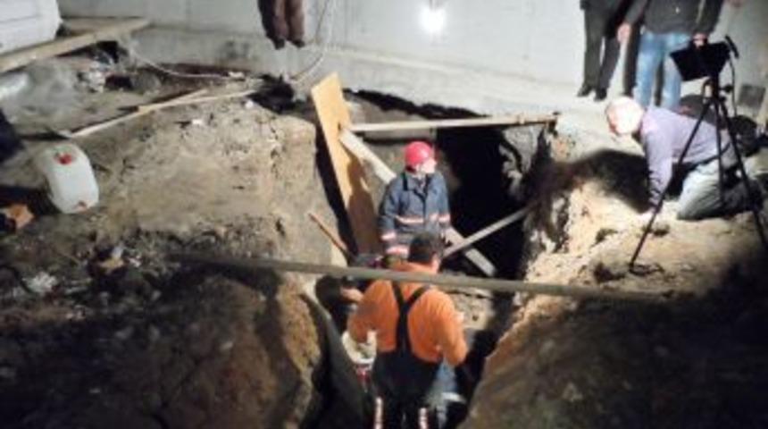 Bağcılar&rsquo;da Yapımı Devam Eden Inşaatta Toprak Kayması 1 Yaralı