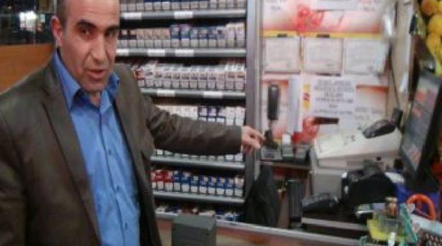 Satırla Kasayı Kırıp Marketi Soydu