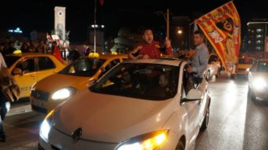 Galatasaray Taraftarları Taksim Meydanı'nı Bayram Yerine &Ccedil;evirdi