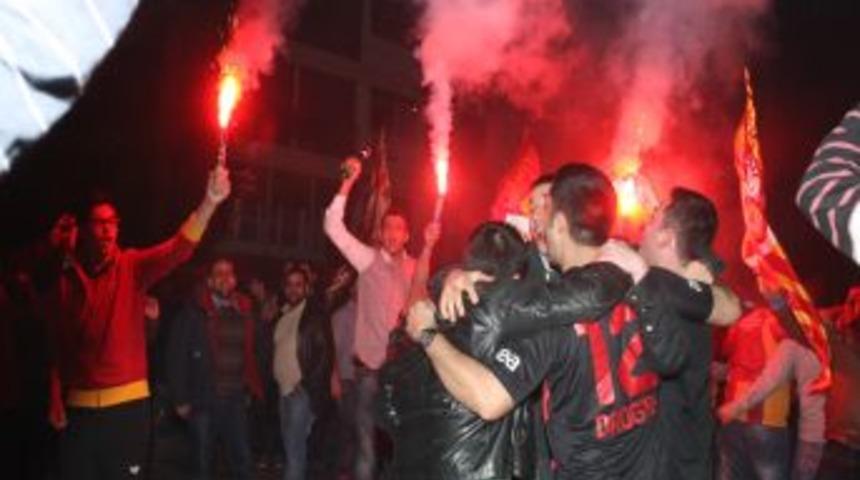 Galatasaray'ın Galibiyeti İzmir'de Coşkuyla Kutlandı