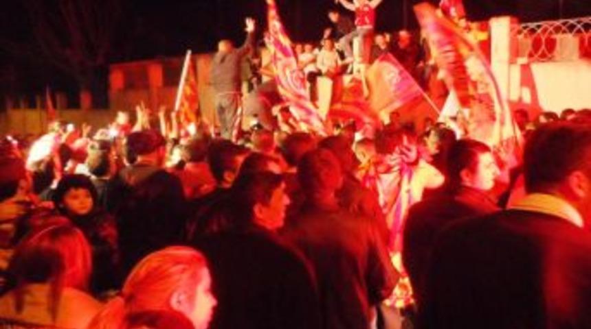 Galatasaray Taraftarları Metin Oktay Tesisleri'ne Akın Etti