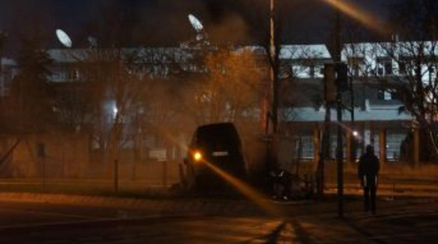 Kaza Yapan Ara&ccedil; Doğalgaz Hattını Patlattı