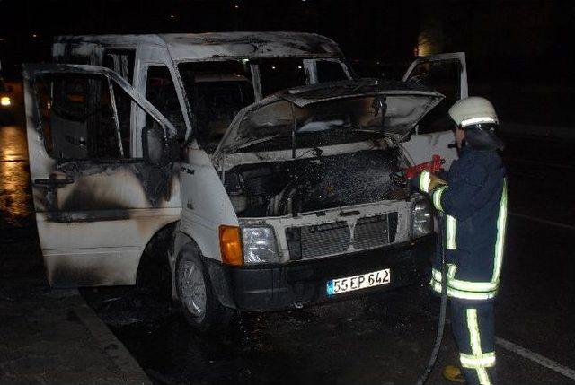 Seyir Halindeki Minibüs Yandı