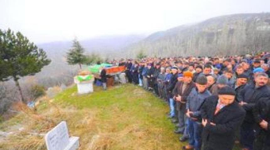 Kız istemeden gelirken &ouml;len aynı aileden 4 kişi aynı anda defnedildi