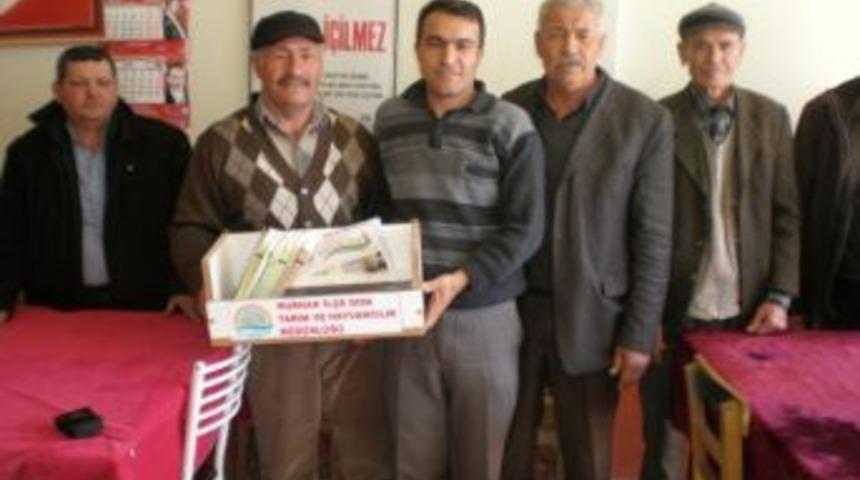 Nurhak &Ccedil;ift&ccedil;isi Okuyor