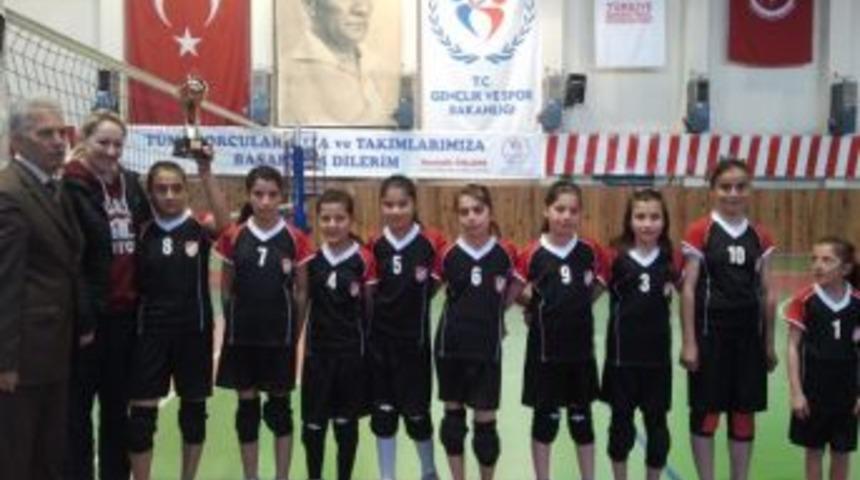 K&uuml;&ccedil;&uuml;k Kızlar Voleybol İl Birincisi Kapadokya Nevşehirspor Oldu