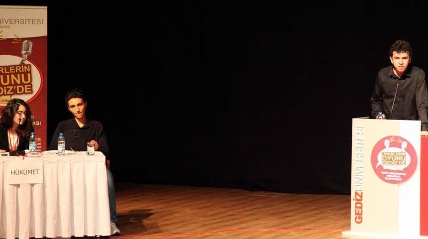 Gediz &Uuml;niversitesi'nde 76 Okuldan 320 Liseli M&uuml;nazara Yaptı