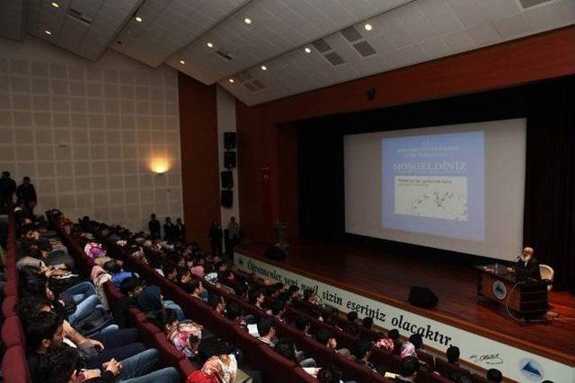 Üniversite’de Gençlik Ve Etik Konulu Konferans Düzenlendi