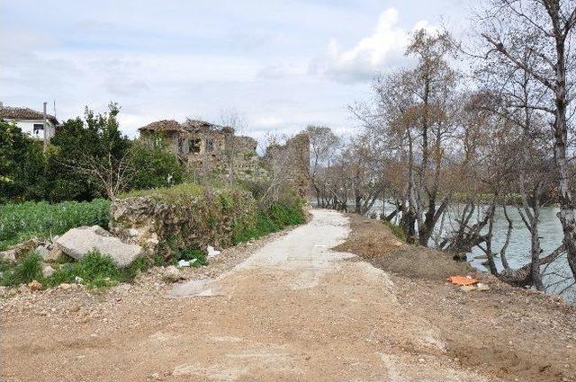 Manavgat Zindan Kalesi’ne Ahşap Yol Yapılıyor