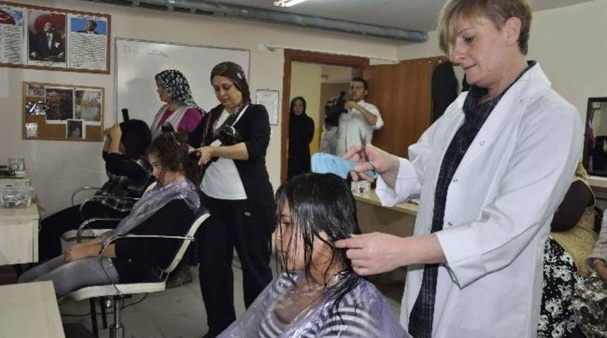 Ko-mek Kursiyerlerine Sa&ccedil; Ve Cilt Bakımı