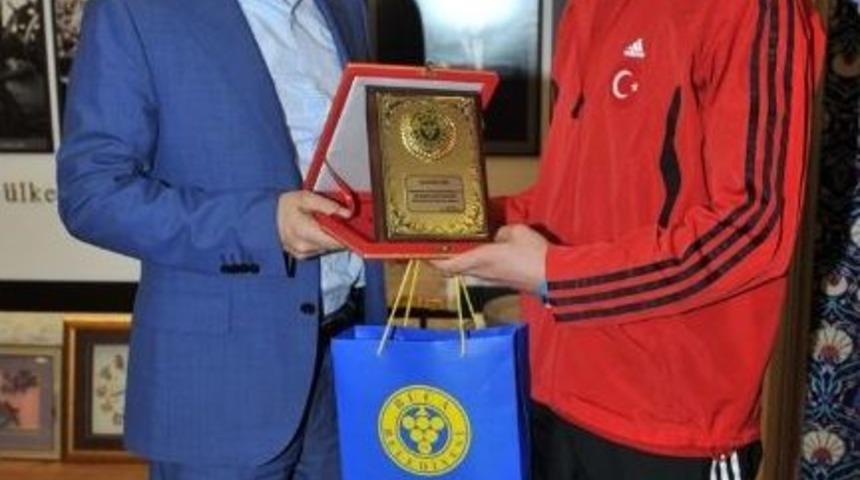 Avrupa Şampiyonu Bucalı İbrahim U&ccedil;an&rsquo;a Başkan Tatı&rsquo;dan Plaket