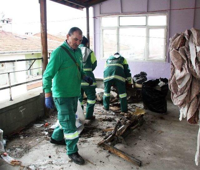 Bursa’da Emekli Öğretmenin Evine Çöp Operasyonu