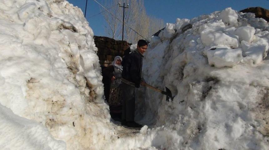 Bitlis&rsquo;te Evlere Ulaşım Kar T&uuml;nelleriyle Sağlanıyor