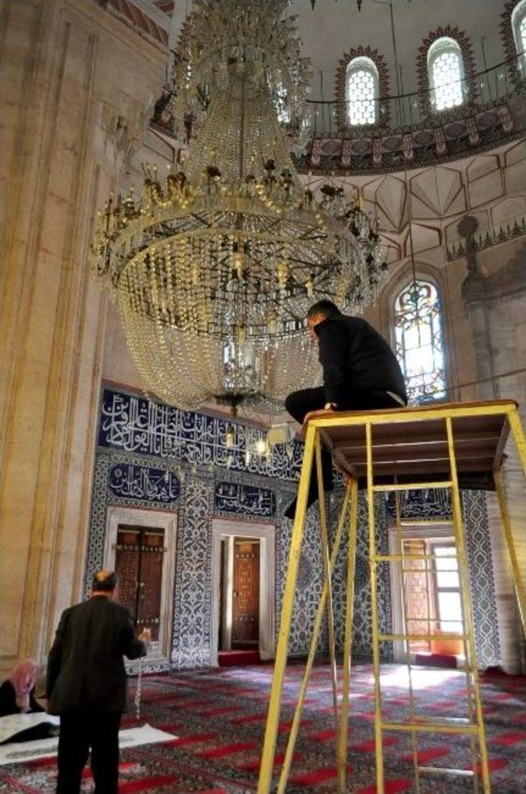 Selimiye Camii&rsquo;ndeki Devasa Avize Bakıma Alındı