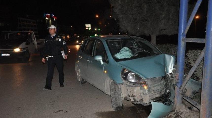 Otomobil Direğe &Ccedil;arptı: 4 Yaralı