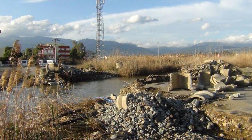 Selden Taşan Edremit &Ccedil;ayı'nın Ağzı Yol Ikiye Ayrılarak Genişletildi