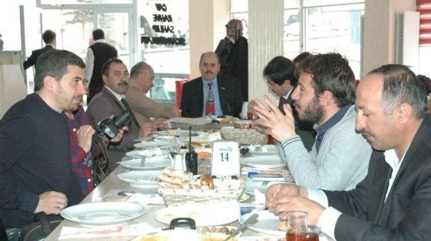 Alınteri Derneği Y&ouml;netimi Basın Mensupları İle Bir Araya Geldi