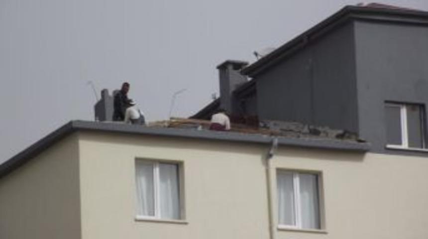 Kayseri&rsquo;de Şiddetli Lodos &Ccedil;atıları U&ccedil;urdu