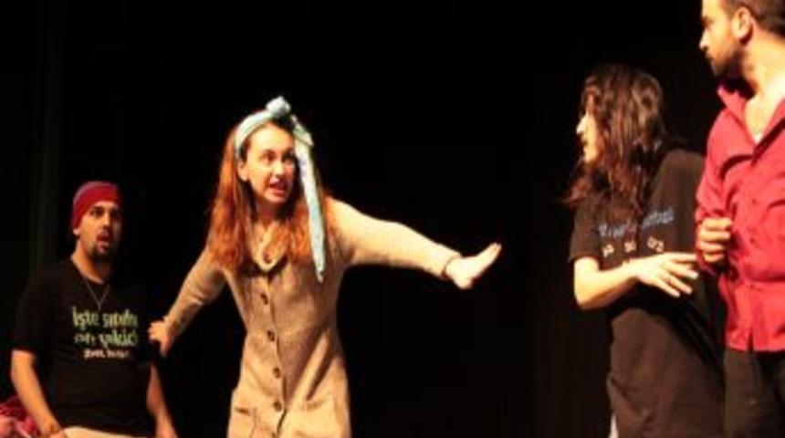 N&Uuml;MDER'den &Ouml;ğrencilere Sınav &Ouml;ncesi Tiyatro G&ouml;sterisi