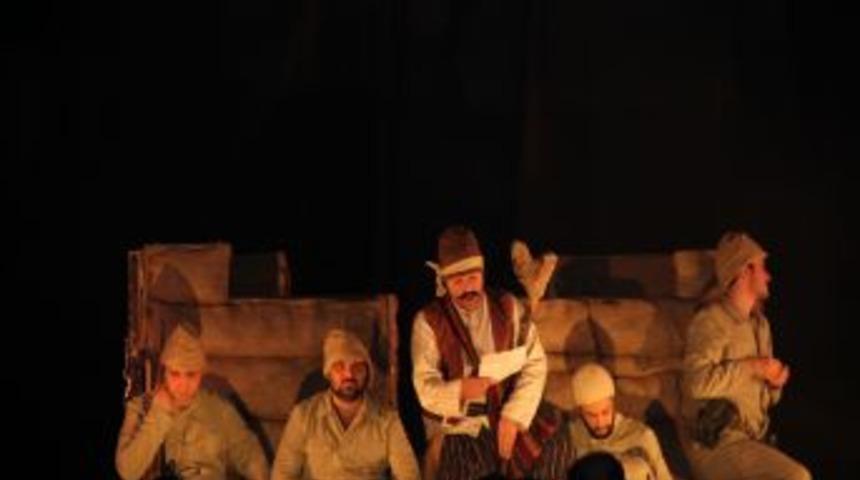 'Bir Hilal Uğruna Batan G&uuml;neşler' Isimli Tiyatro D&uuml;zcelilerle Buluştu