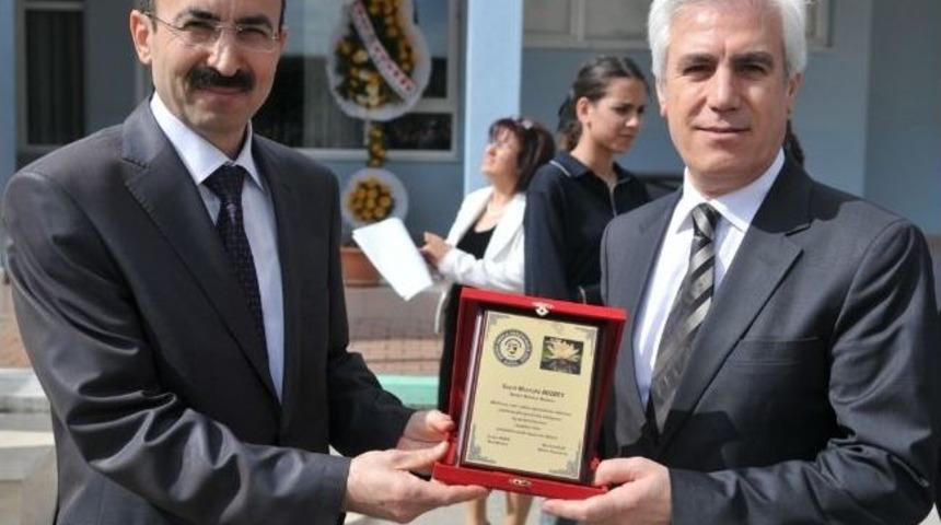 Başkan Bozbey&rsquo;e Eğitime Destek Plaketi