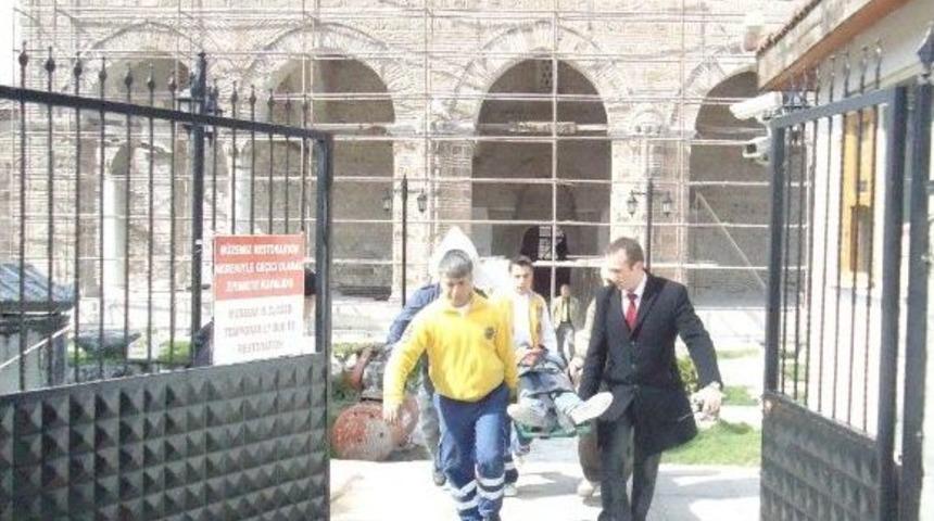 M&uuml;zede Başına Kalas D&uuml;şt&uuml;