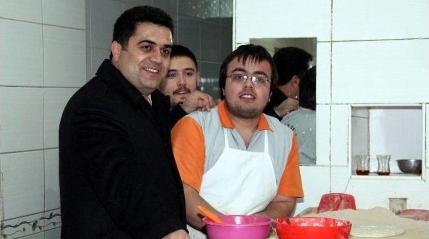 Ak Parti Sivas İl Başkanı Burhanettin Kuru, Esnafları Ziyaret Etti