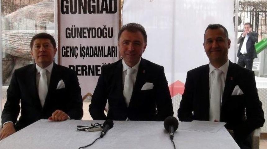 T&uuml;gik&rsquo;ten Diyarbakır&rsquo;a Beyaz Mendil Ve Kravatlı &Ccedil;ıkarma