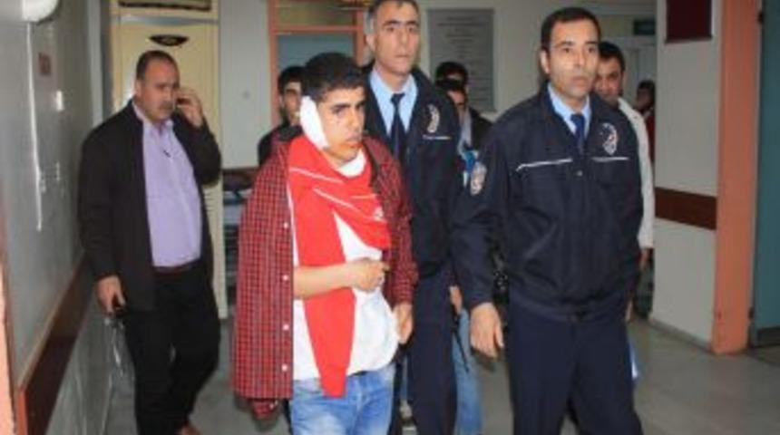 Ara&ccedil; Taşlayan Ter&ouml;r &Ouml;rg&uuml;t&uuml; Yandaşları Yoldan Ge&ccedil;en Genci Yaraladı