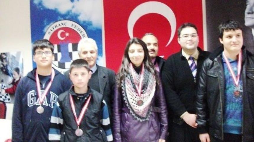 Ükem Koleji, Satranç Turnuvasında Manisa Birincisi Oldu