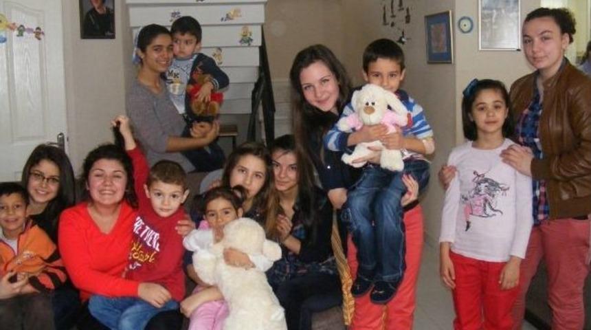 Burhaniyeli Sağlık&ccedil;ılar &Ccedil;ocuk Yuvasını Ziyaret Etti