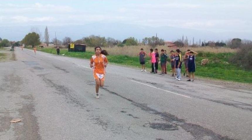 Burhaniyeli Genç Atletler İddialı