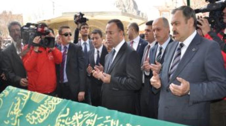 Bozdağ: Otopsi G&uuml;vensizlikten Değil, Kamuoyunu Tatmin Etmek I&ccedil;in Yapıldı