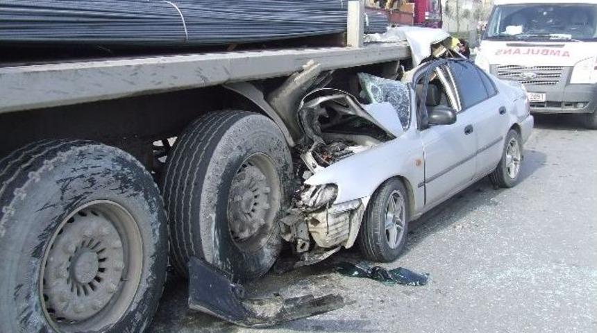 Otomobiliyle Tır &Ccedil;ekicisinin Altına Girdi