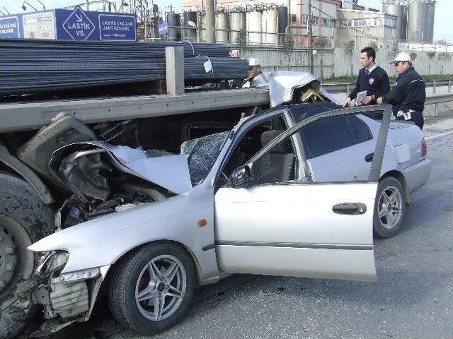 Otomobiliyle Tır Çekicisinin Altına Girdi