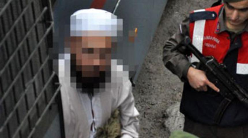 Cezaevine d&ouml;vmeli girdi, sakallı &ccedil;ıktı