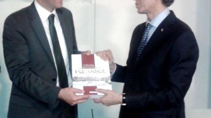 Fatih Belediye Başkanı Mustafa Demir'e Plaket