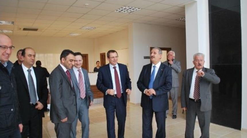 K&uuml;&ccedil;&uuml;kk&ouml;y&rsquo;&uuml;n Yeni Belediye Sarayına Ağır Konuklar