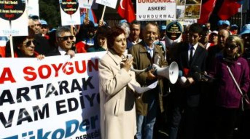 Bankaların Masraf &Uuml;cretini Kredi Kartı Keserek Protesto Ettiler