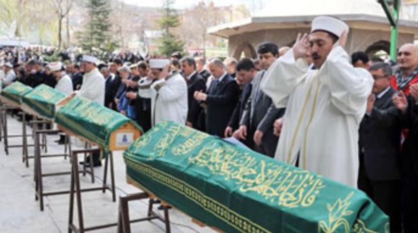 Anne ve 7 &ccedil;ocuğu g&ouml;zyaşlarıyla uğurlandı