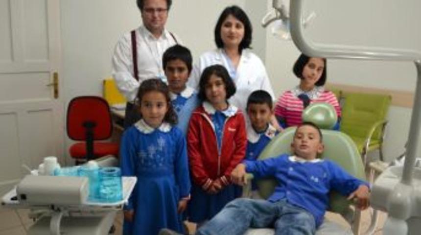 Yaşlı Ve &Ccedil;ocuklar Diş Taramasından Ge&ccedil;ti