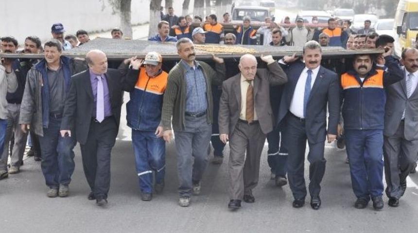 Odun Talaşı Ve Hurda Lastiklerden T&uuml;rk Bayrağı Ve Atat&uuml;rk Portresi