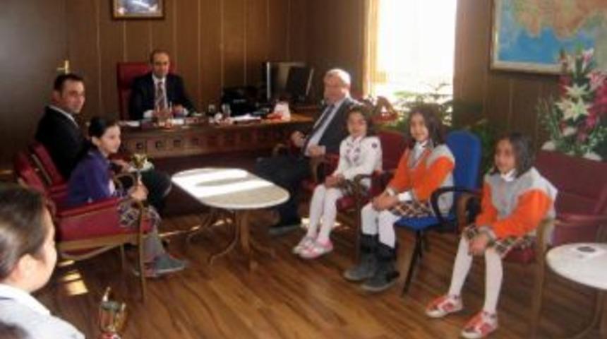 Gemerek Yurter &Ouml;zcan Ortaokulu Hentbolda 3. Oldu