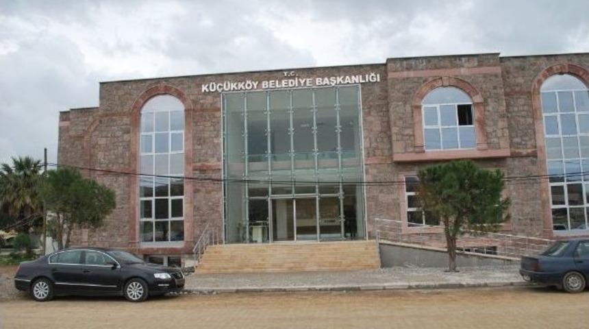 K&uuml;&ccedil;&uuml;kk&ouml;y Belediyesi Sarayına Taşındı