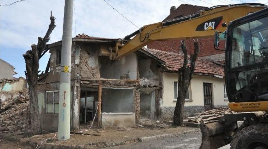 Eskişehir’de Tehlikeli Binalar Yıkılıyor