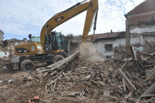 Eskişehir’de Tehlikeli Binalar Yıkılıyor